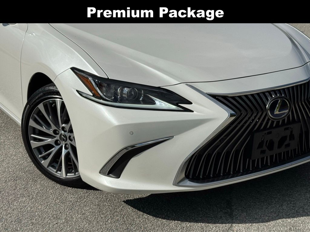2020 Lexus ES 300h photo 3
