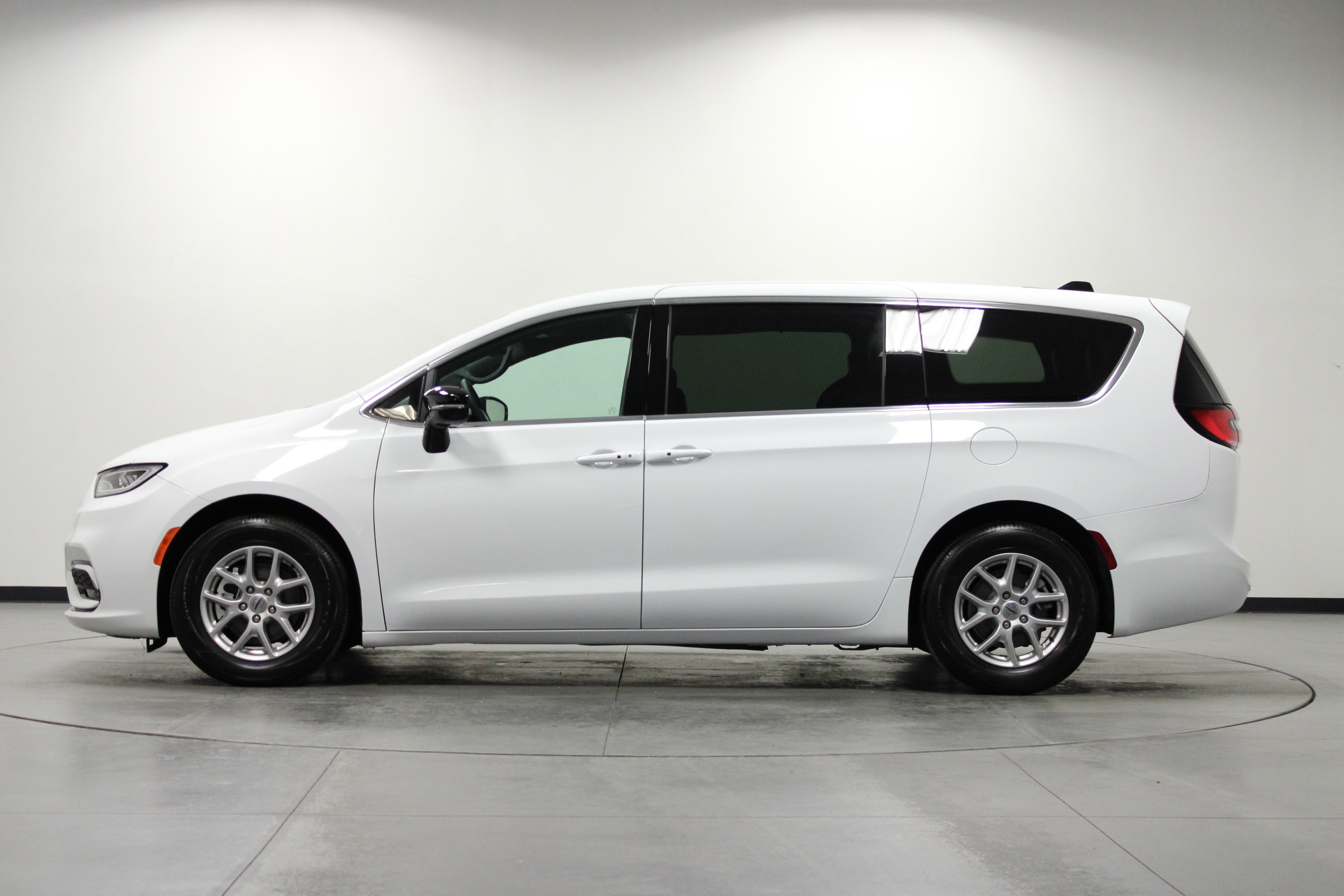 2025 Chrysler Pacifica photo 6