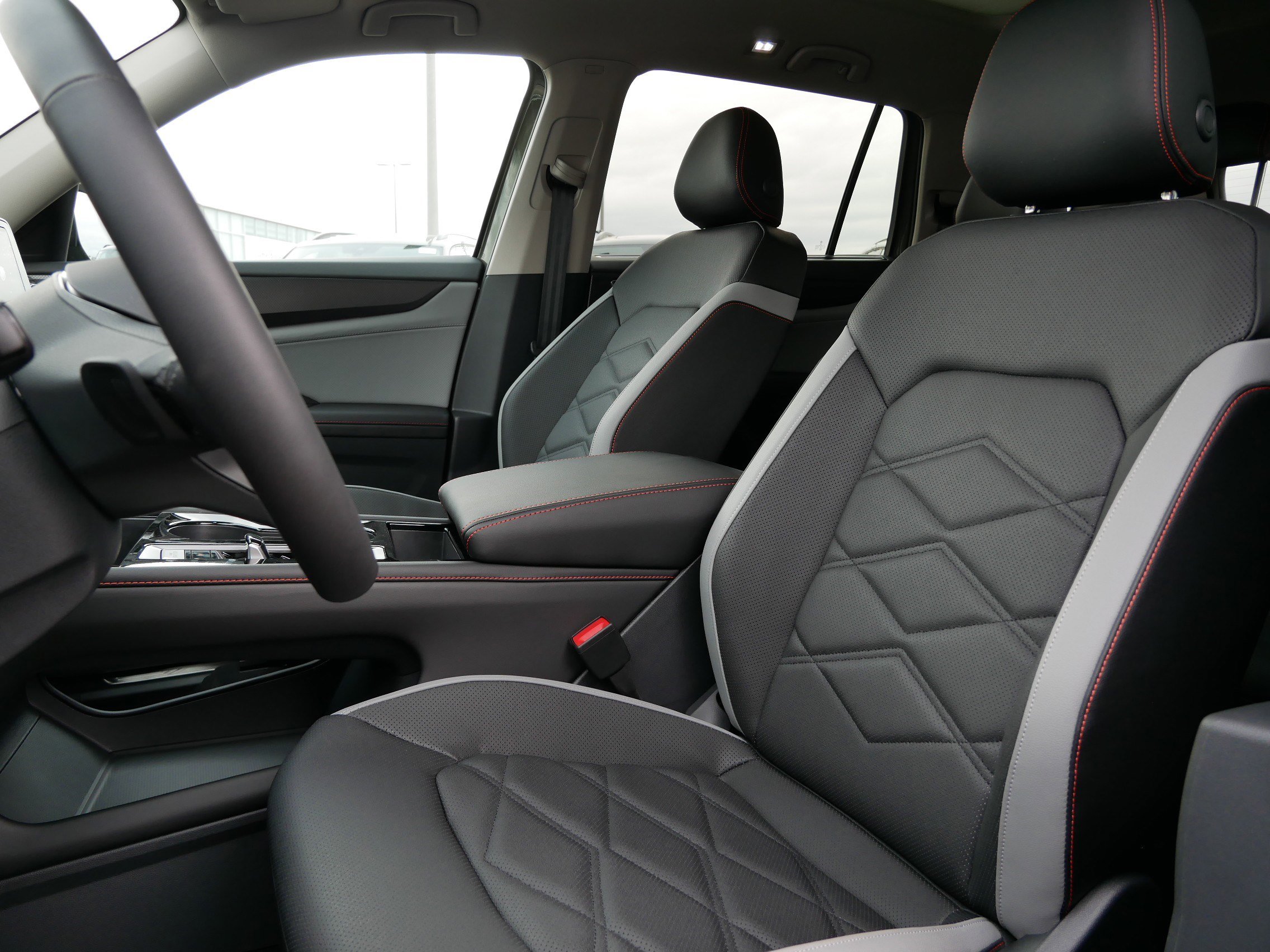 2025 Volkswagen Atlas Peak Edition SE photo 3