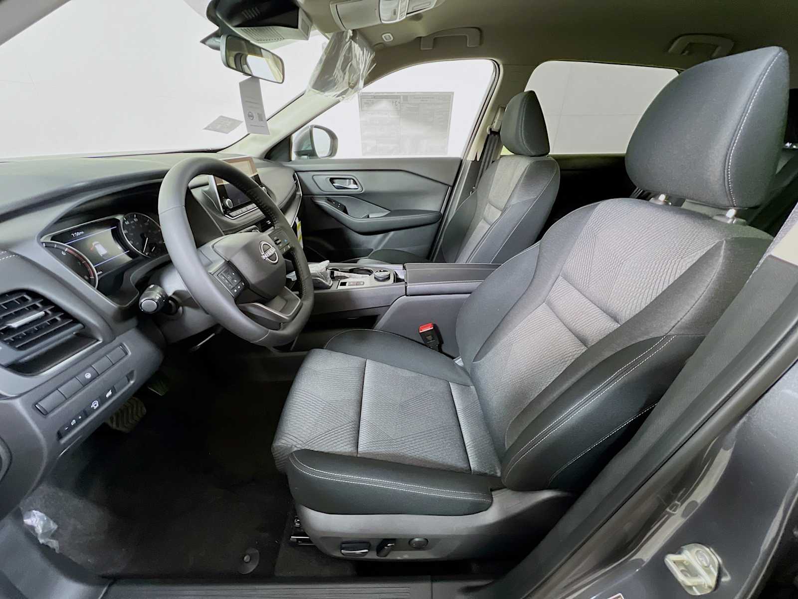 2025 Nissan Rogue SV photo 3