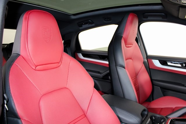 2025 Porsche Cayenne photo 25