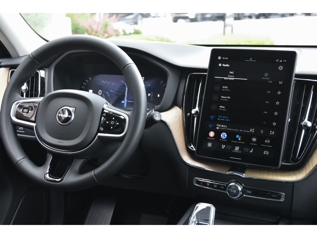 2026 Volvo XC60 B5 Plus photo 15