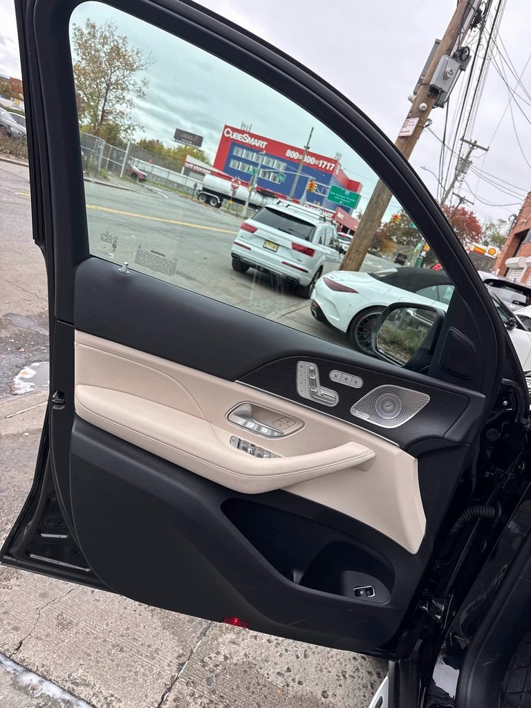 2025 Mercedes Benz GLS 450 4MATIC photo 2