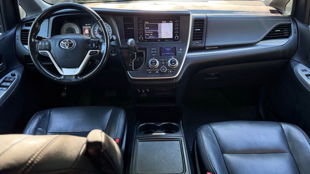 2020 Toyota Sienna SE Premium photo 21