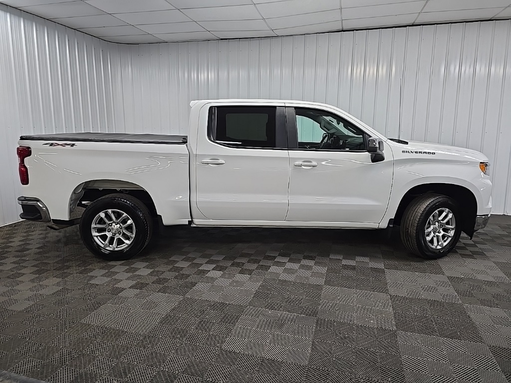 2022 Chevrolet Silverado 1500 LT photo 2