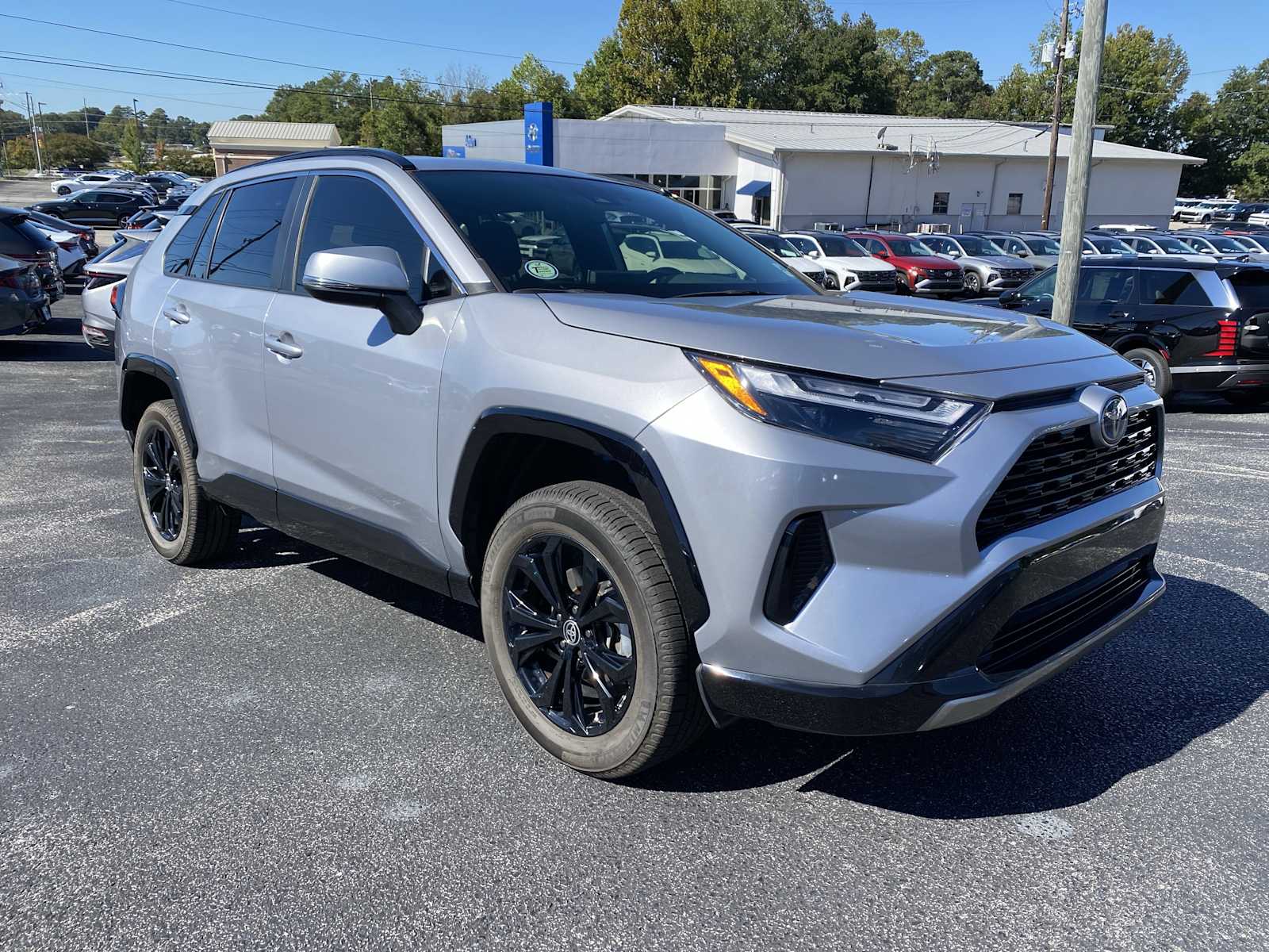 2022 Toyota RAV4 SE's photo