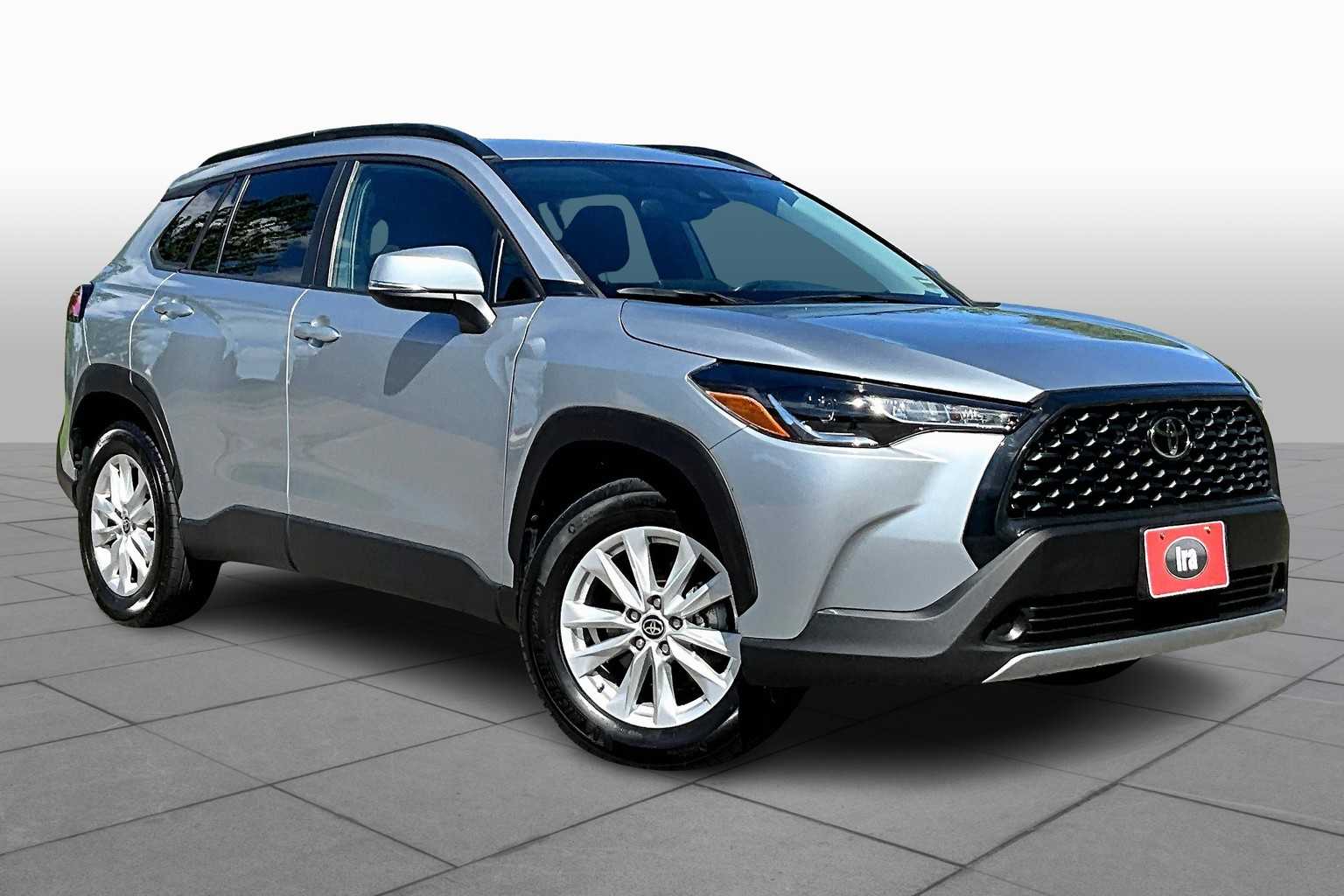2022 Toyota Corolla Cross LE photo 2