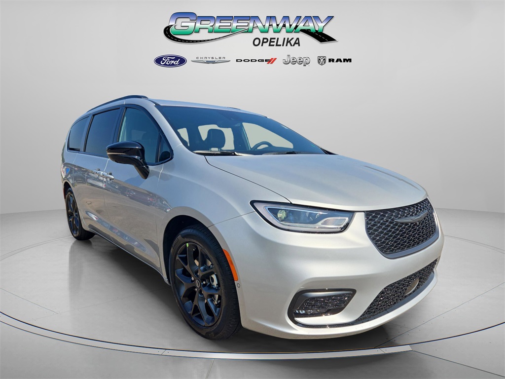 2026 Chrysler Pacifica Limited's photo