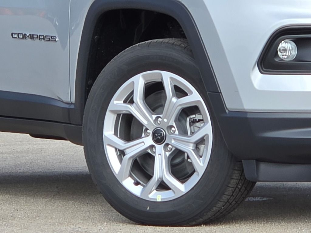 2025 Jeep Compass Latitude photo 3