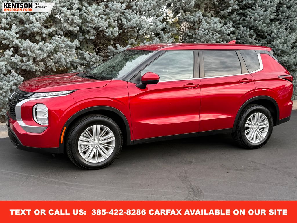 2023 Mitsubishi Outlander ES's photo