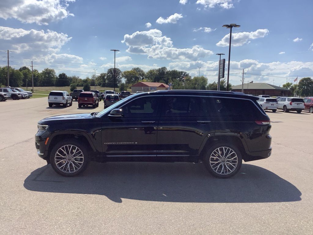 2023 Jeep Grand Cherokee L Summit photo 3