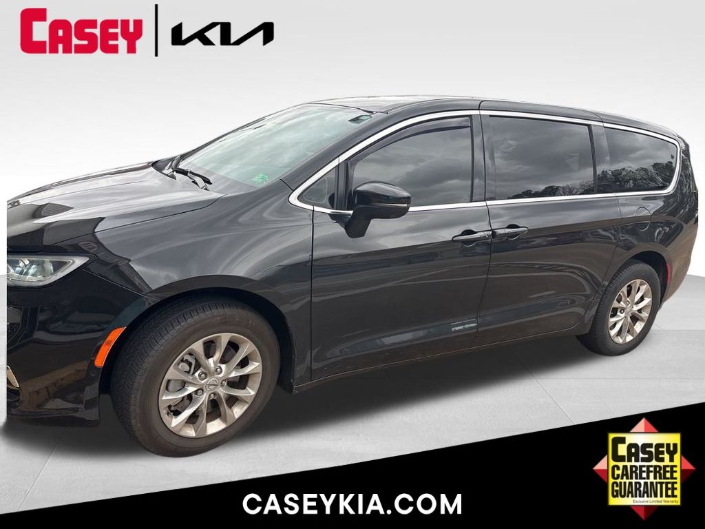 2023 Chrysler Pacifica Touring L's photo