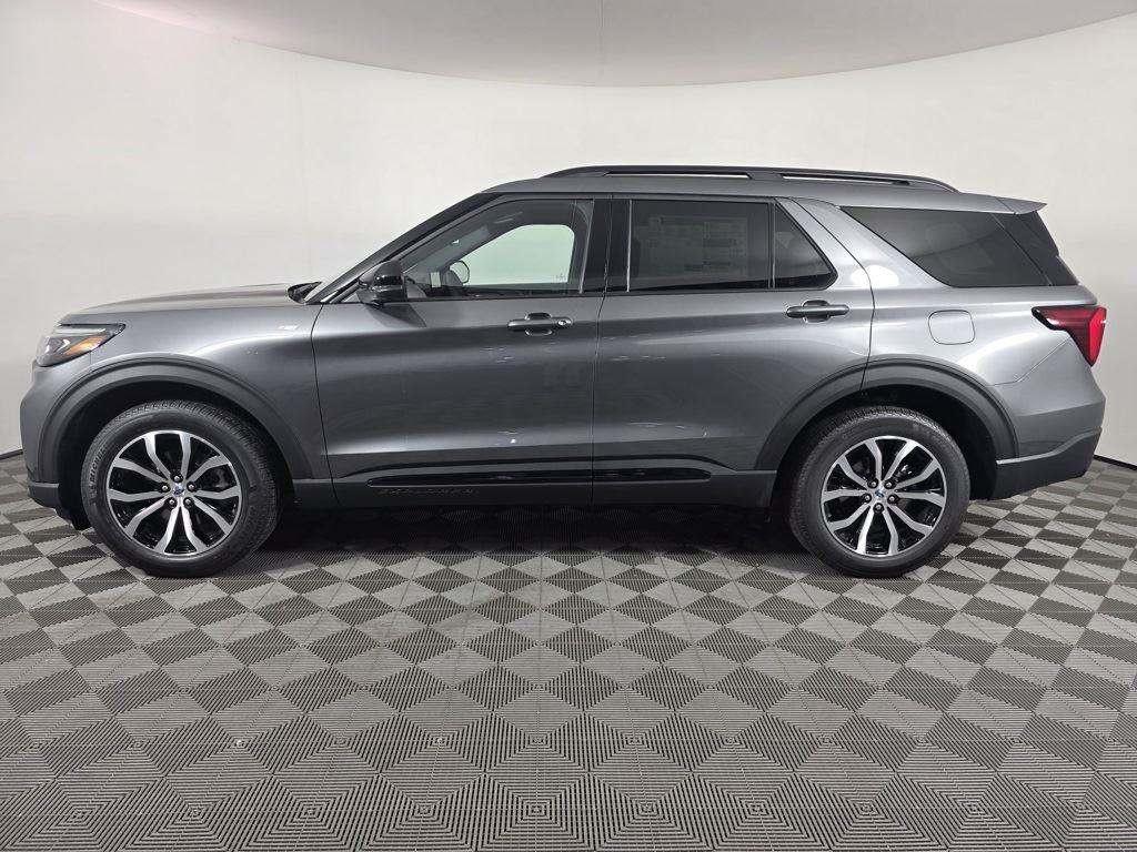 2025 Ford Explorer ST-Line photo 2