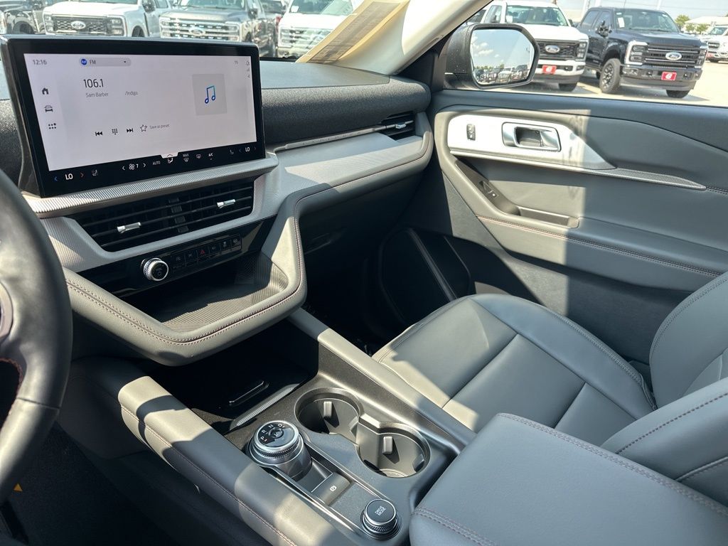 2025 Ford Explorer photo 28