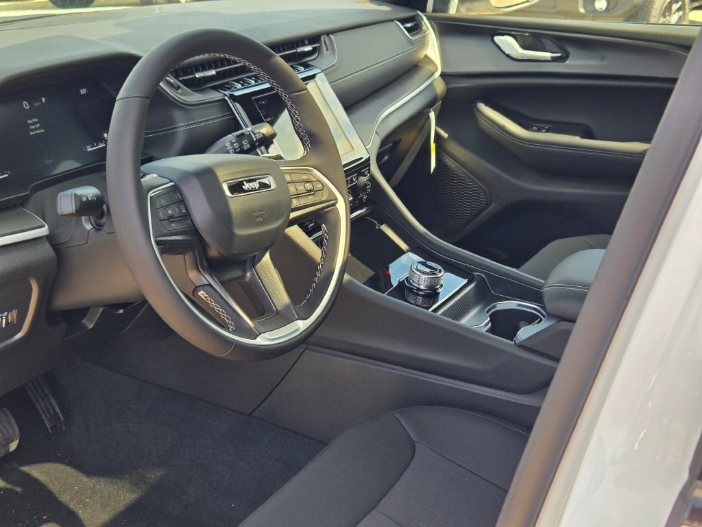 2025 Jeep Grand Cherokee Laredo photo 20
