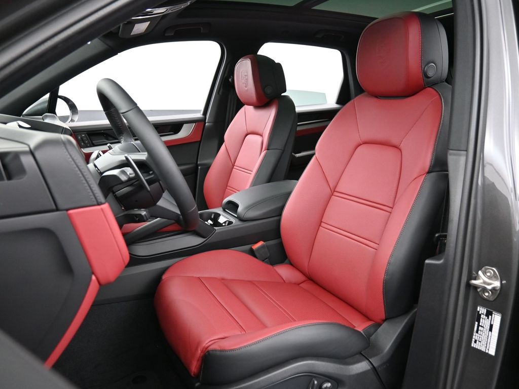 2025 Porsche Cayenne photo 3