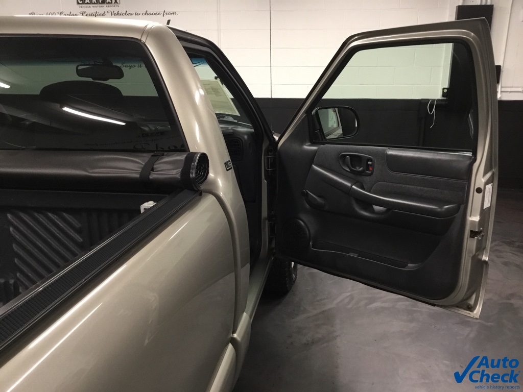 2000 Chevrolet S-10 Pickup photo 31
