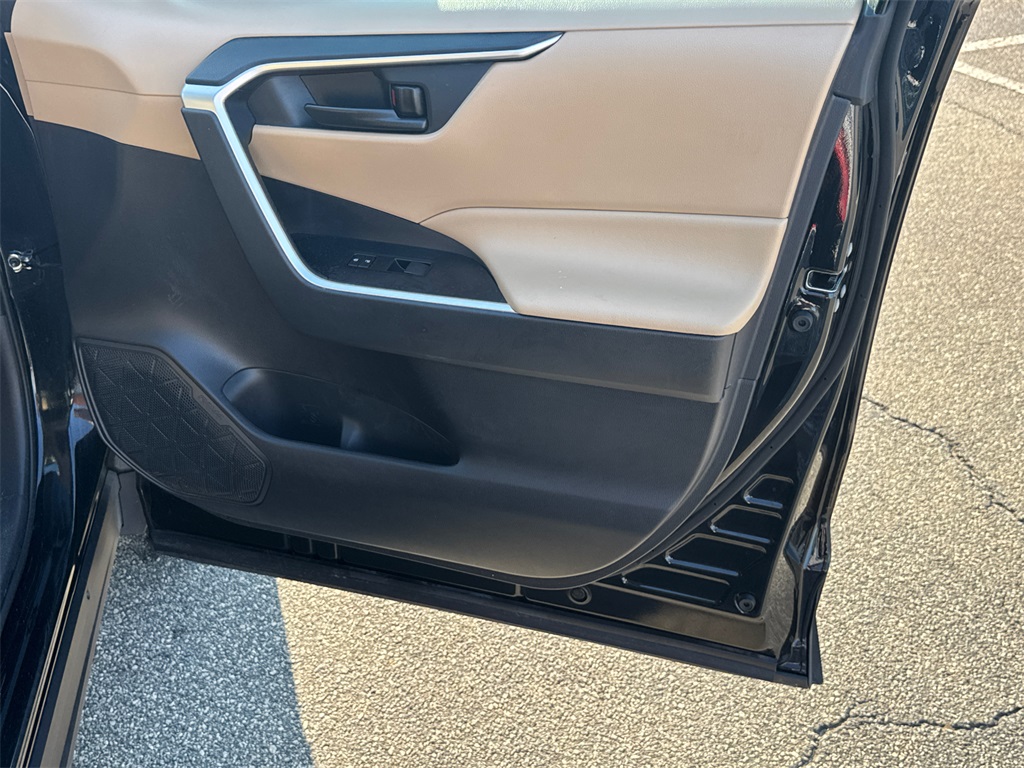 2021 Toyota RAV4 LE photo 14