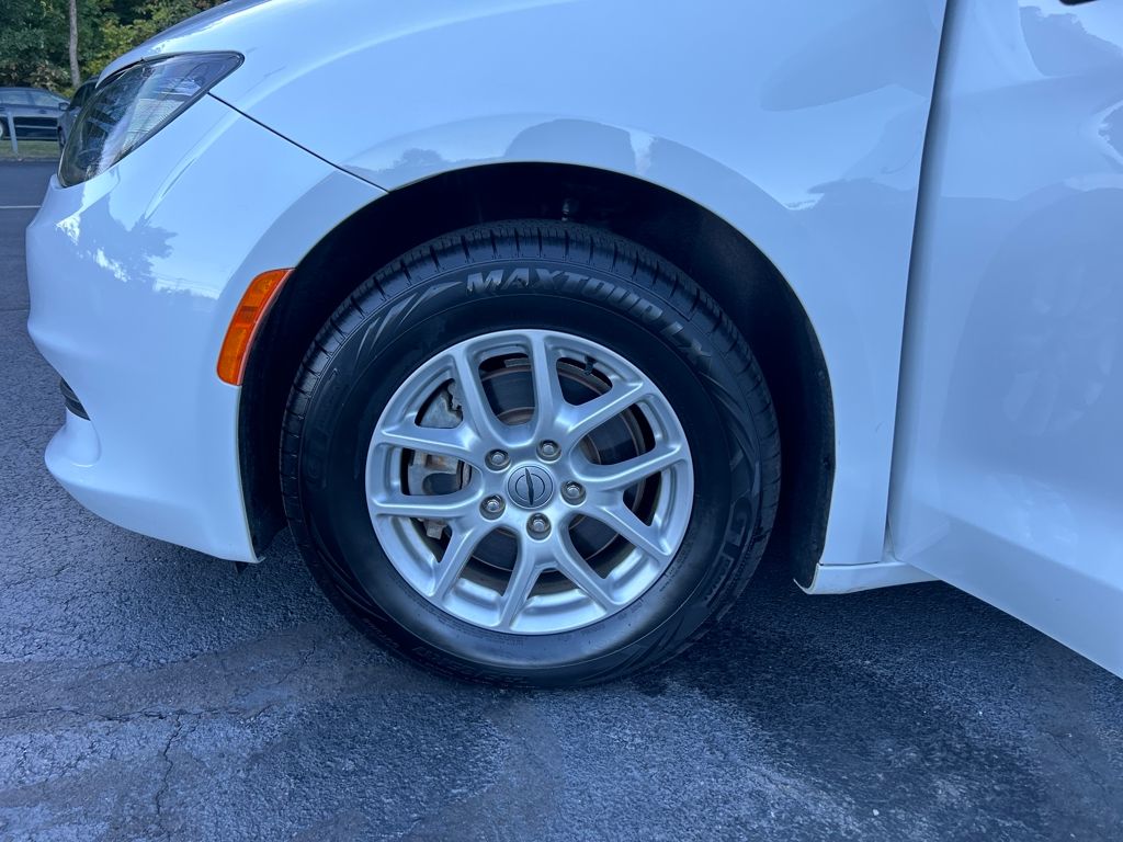 2022 Chrysler Voyager LX photo 24