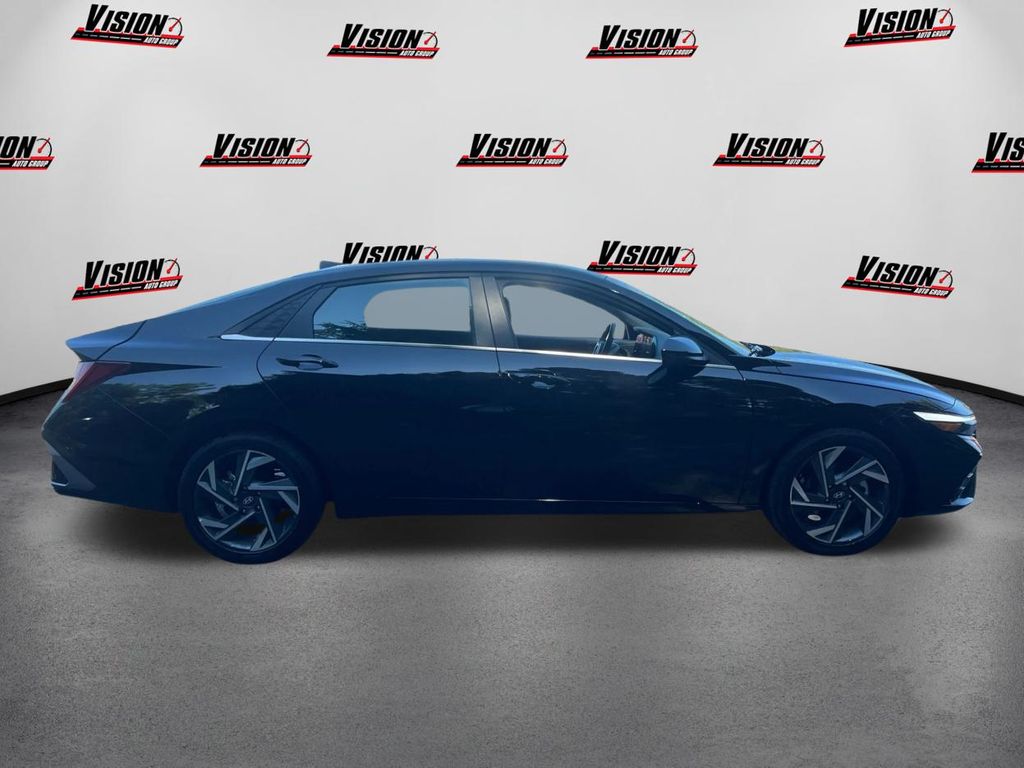 2025 Hyundai Elantra SEL Convenience photo 4