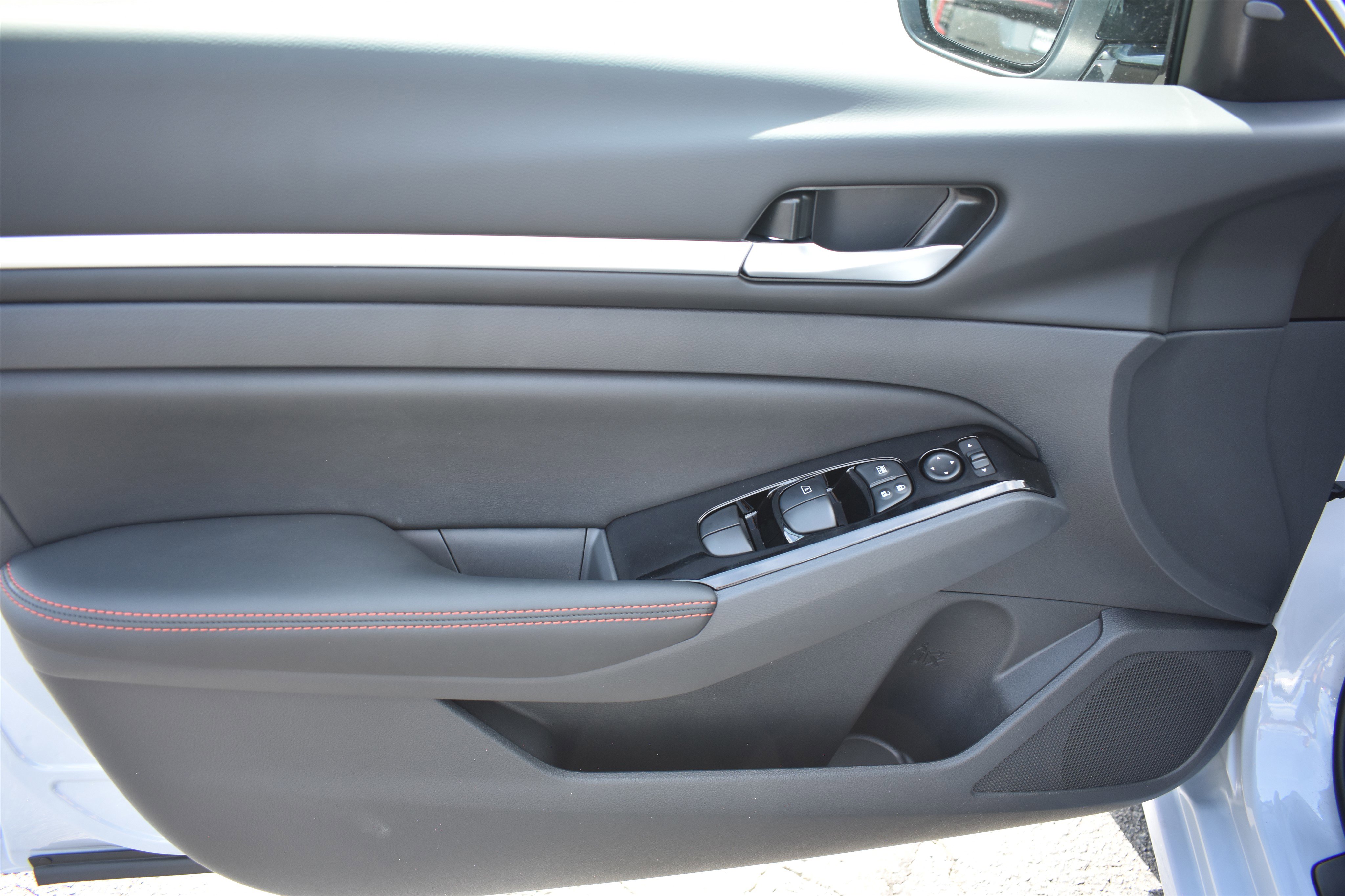 2025 Nissan Altima SR photo 4