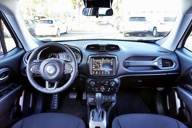 Certified Used 2022 White Jeep Latitude image 17