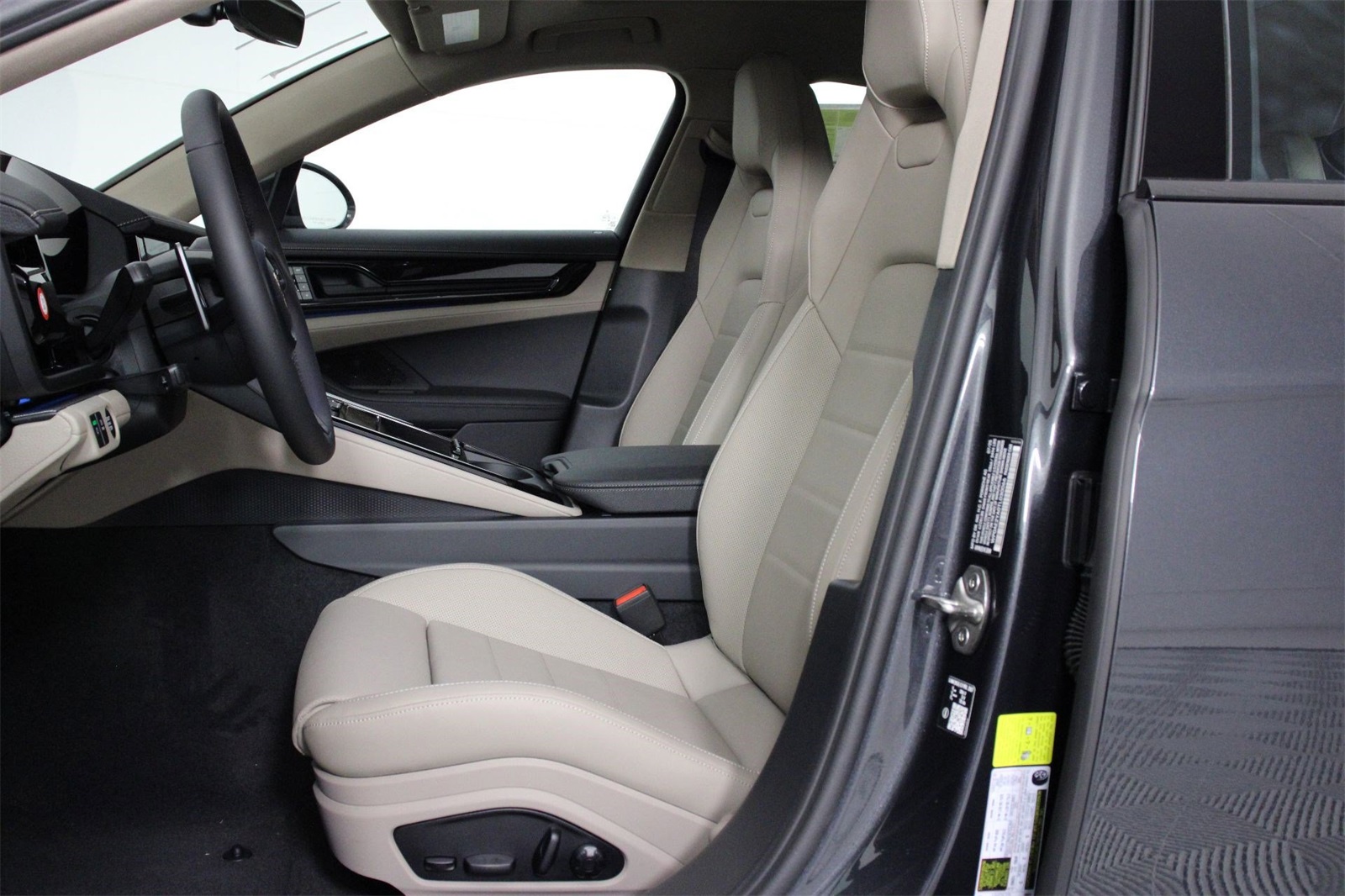 2026 Porsche Panamera E-Hybrid 4 photo 4