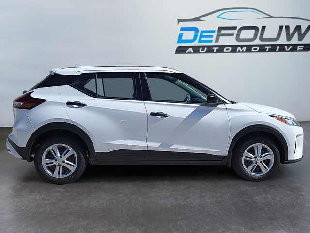 2025 Nissan Kicks Play S photo 2