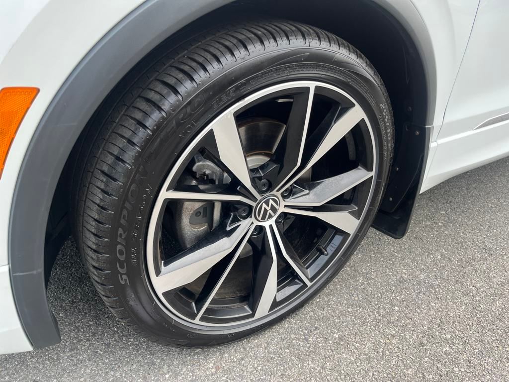 2023 Volkswagen Tiguan SEL R-Line Black photo 2