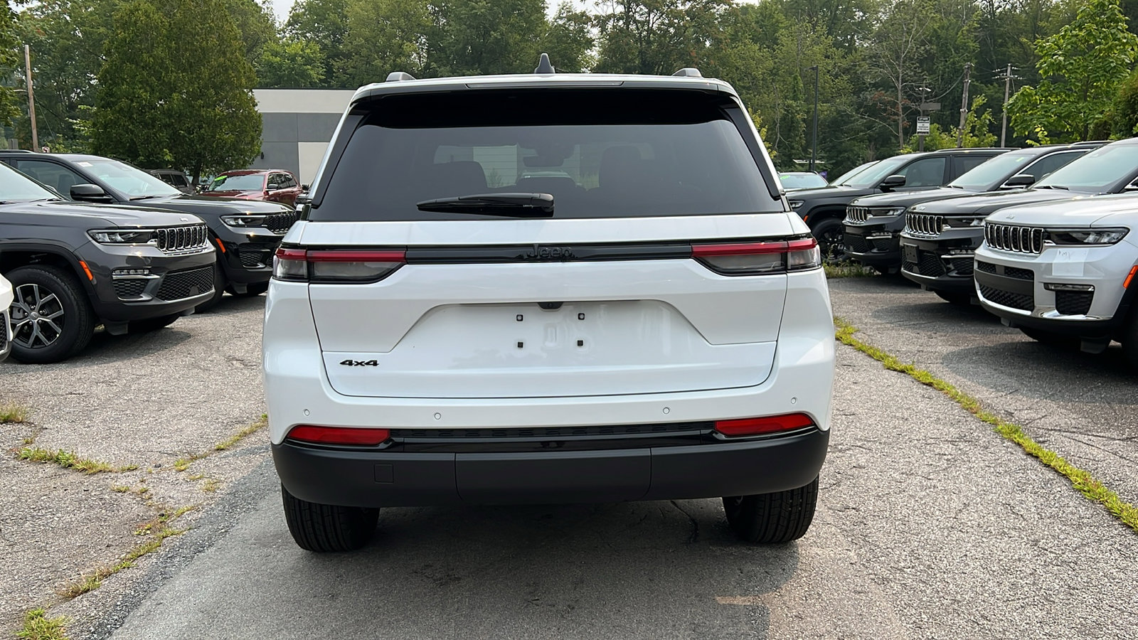 2025 Jeep Grand Cherokee Laredo photo 3