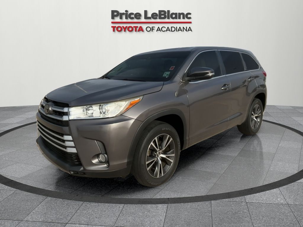 2017 Toyota Highlander LE Plus photo 2