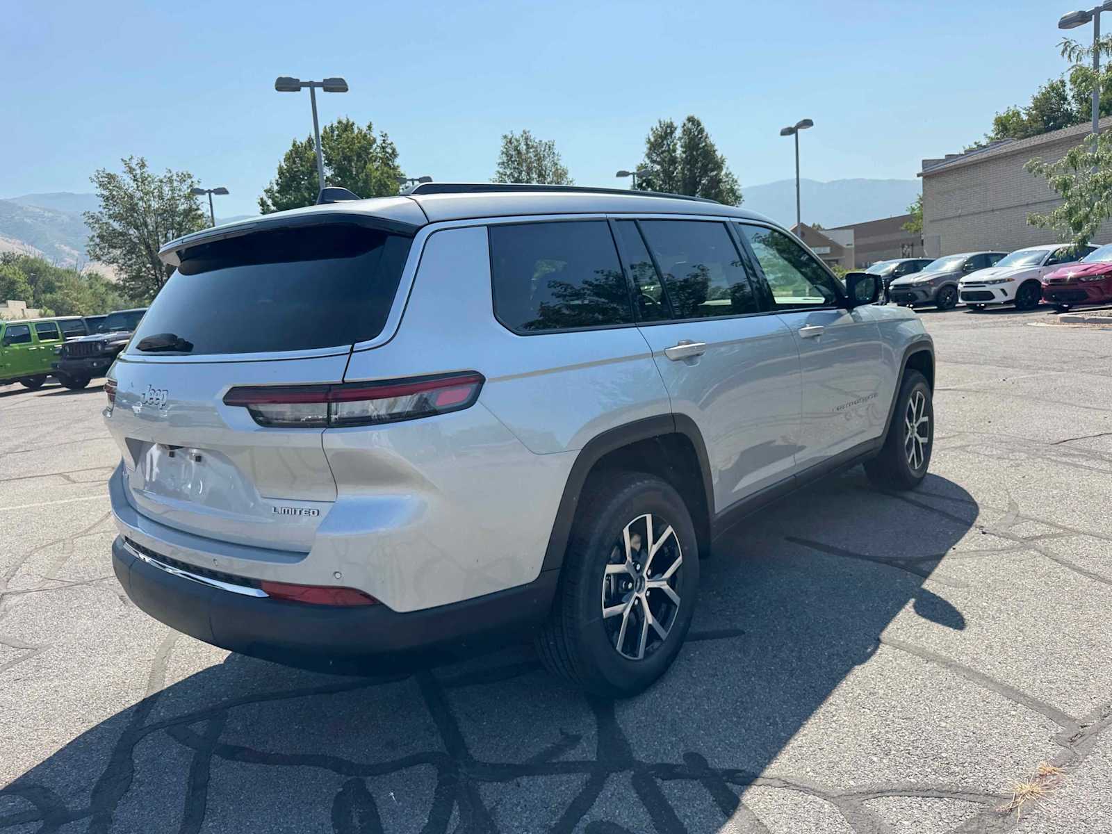 2025 Jeep Grand Cherokee Limited photo 3