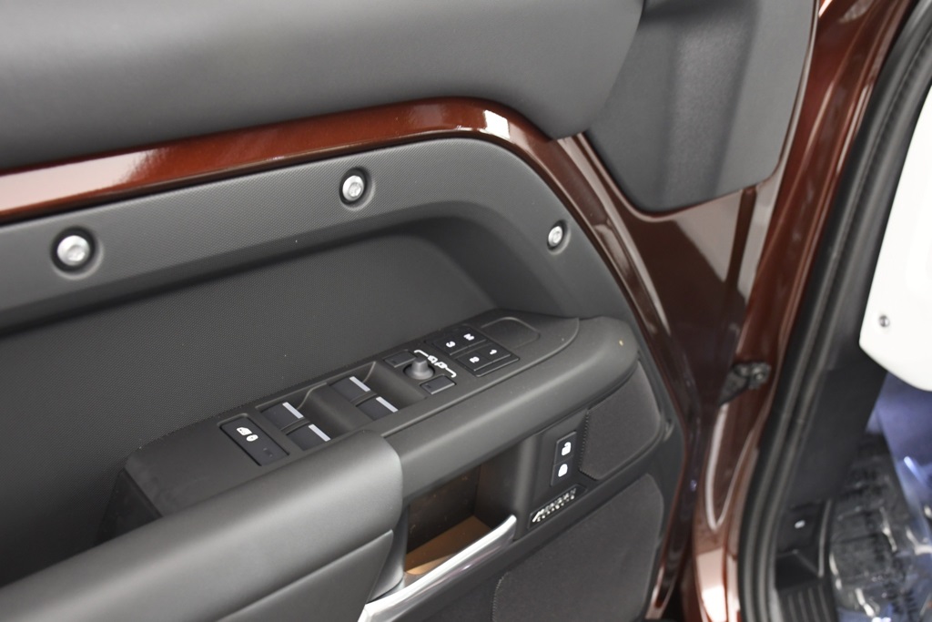2025 Land Rover Defender 130 X-Dynamic SE photo 14