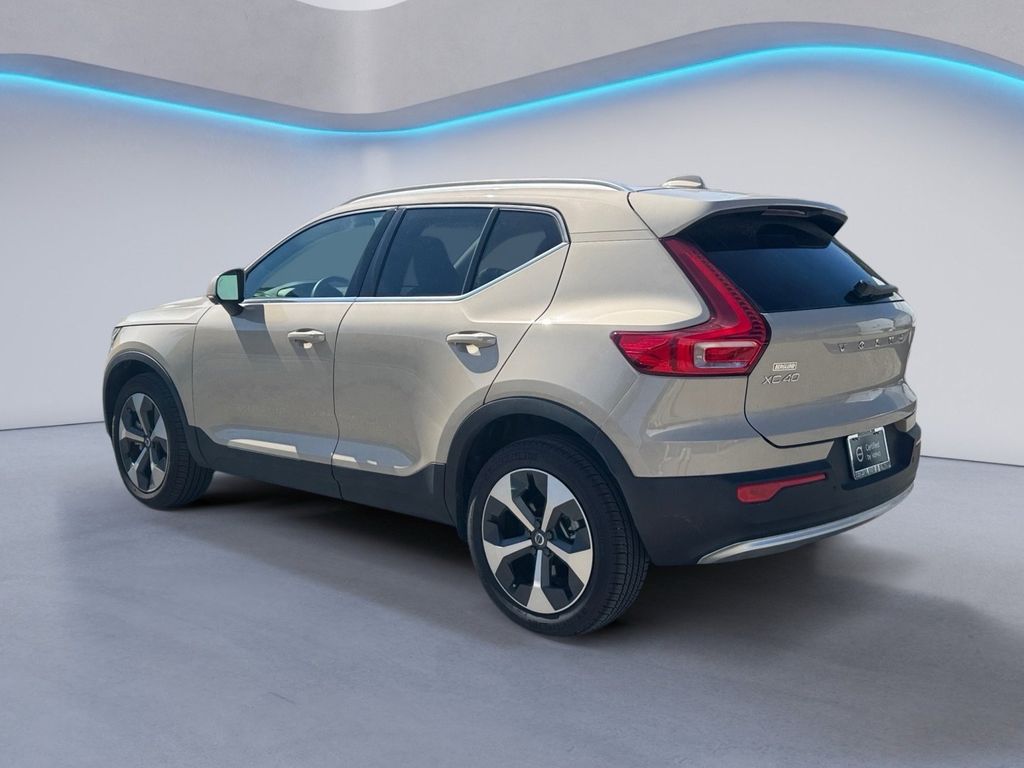 2025 Volvo XC40 Plus photo 4