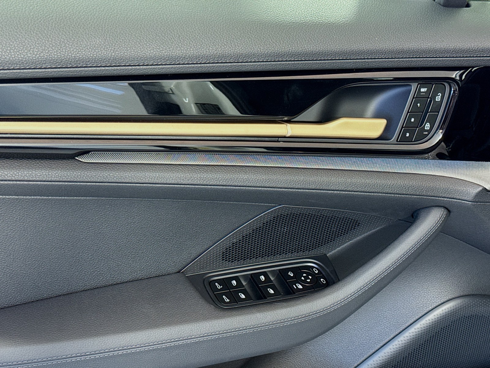 2025 Porsche Panamera 4 photo 11