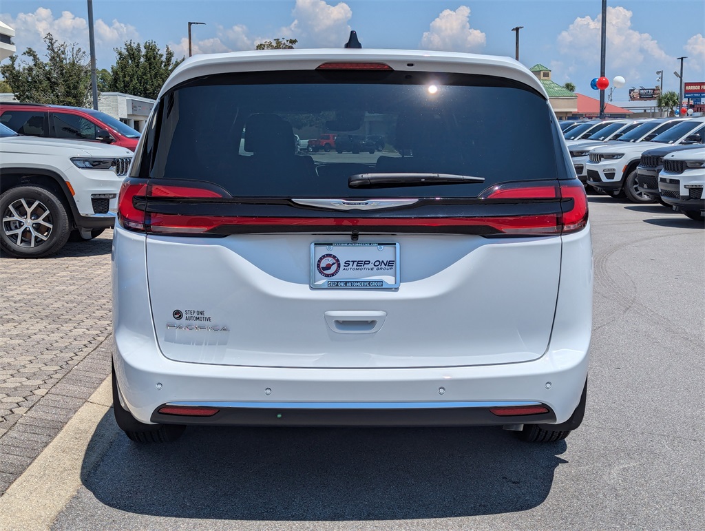2026 Chrysler Pacifica photo 5