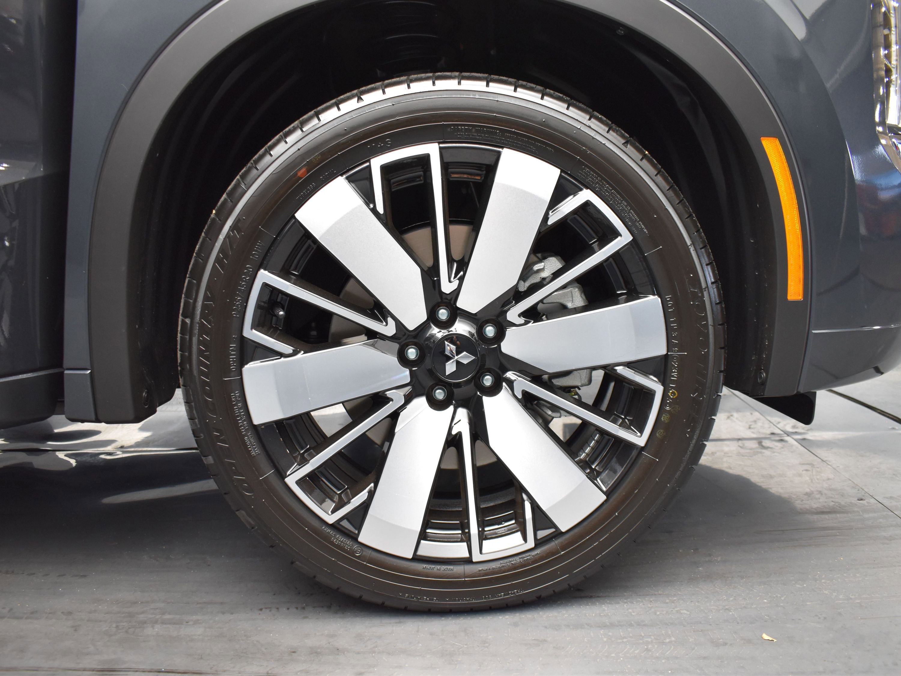 2025 Mitsubishi Outlander SEL photo 5