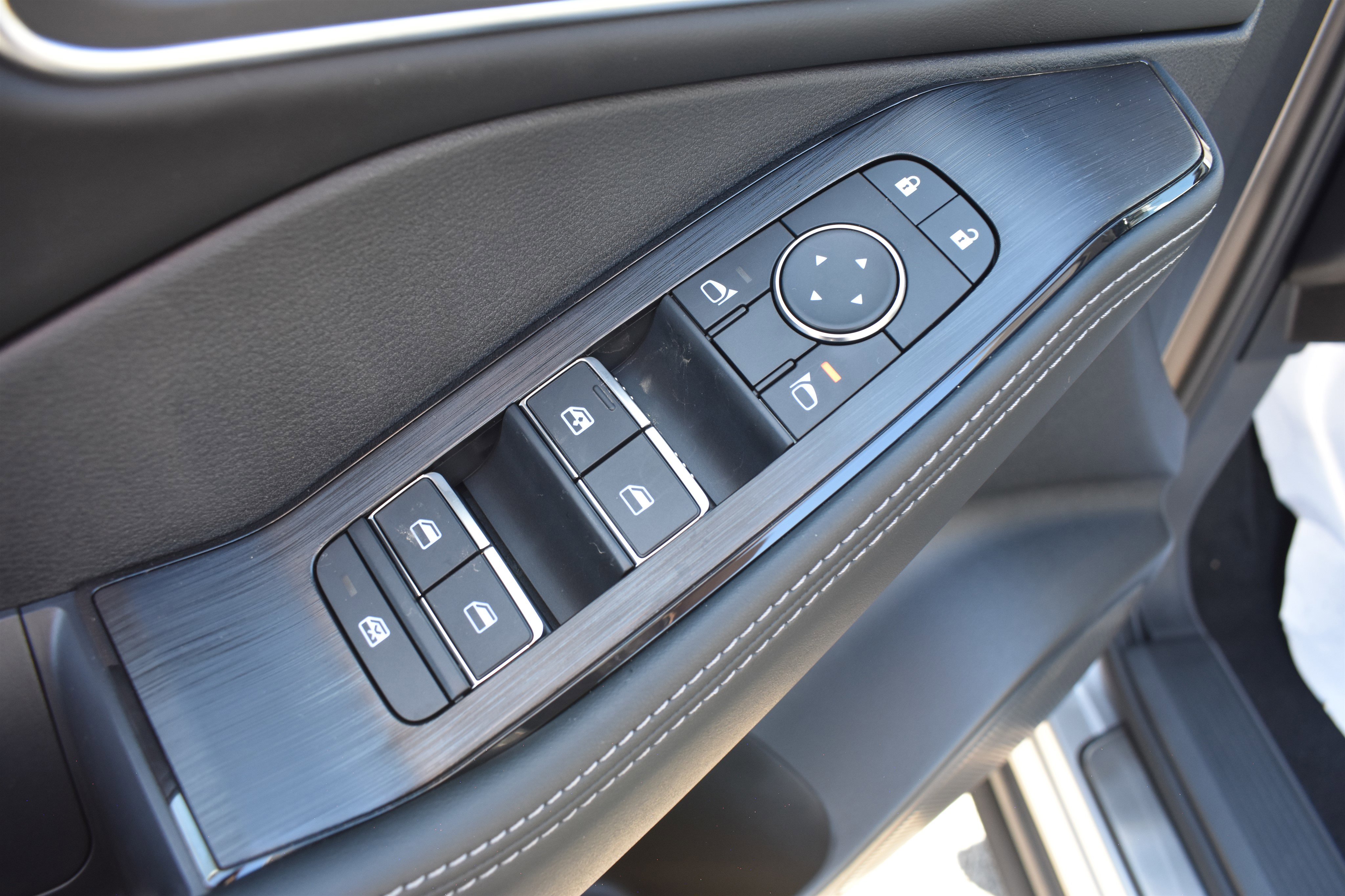 2026 Nissan Rogue Platinum photo 3