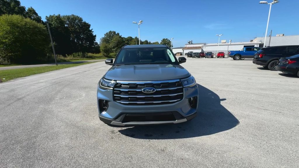 2025 Ford Explorer photo 3