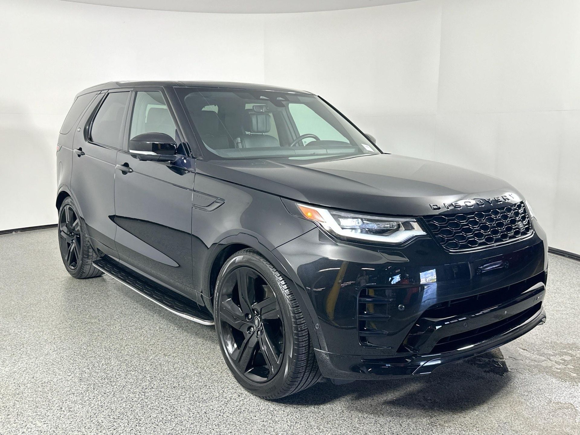 2023 Land Rover Discovery HSE R-Dynamic photo 3