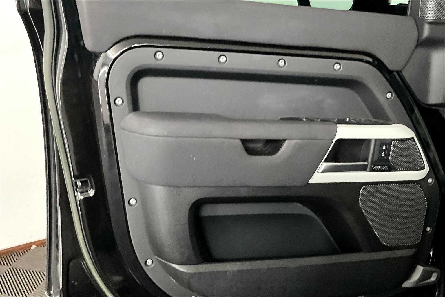 2023 Land Rover Defender SE photo 20