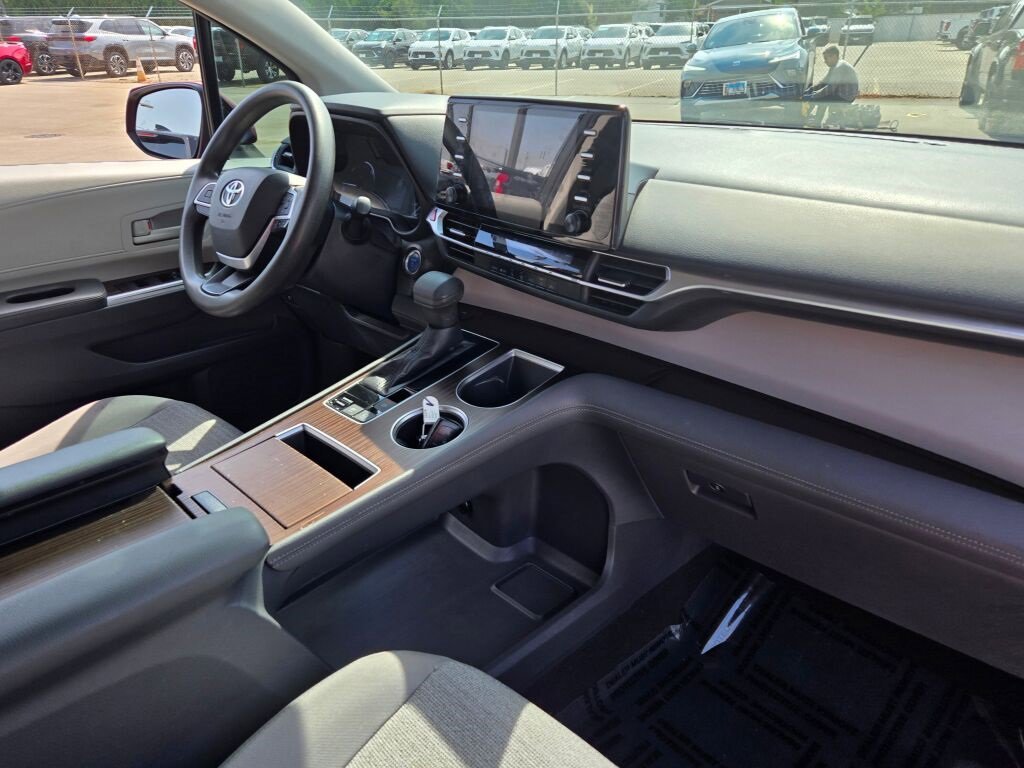 2021 Toyota Sienna LE photo 3