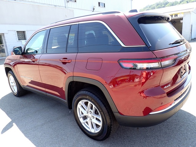 2023 Jeep Grand Cherokee Laredo photo 3