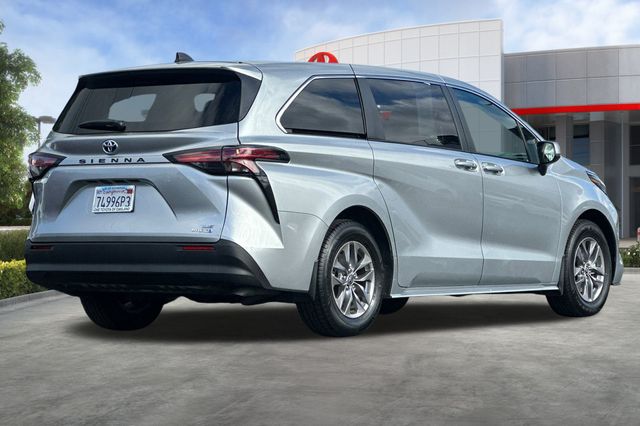 2022 Toyota Sienna LE photo 4