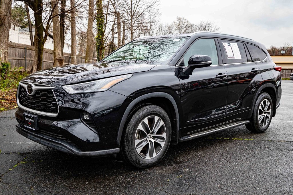 2022 Toyota Highlander XLE photo 3