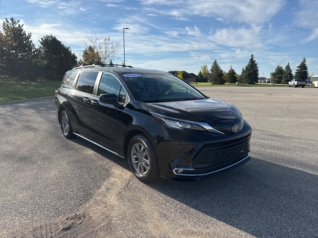 2023 Toyota Sienna XLE photo 3