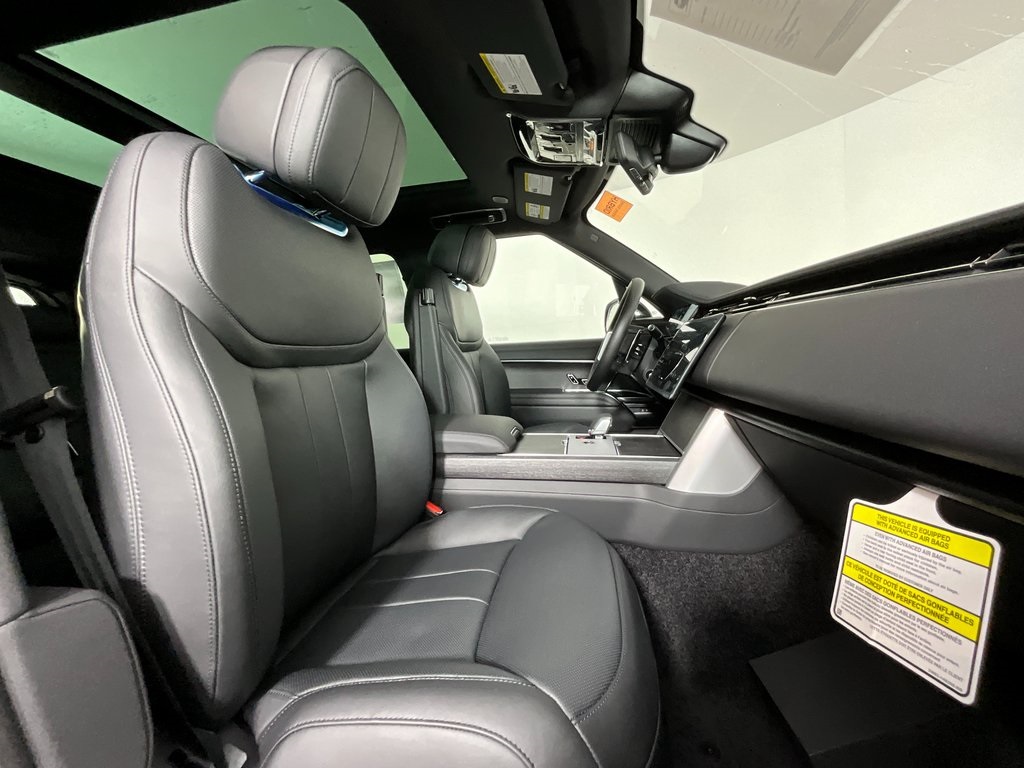 2025 Land Rover Range Rover SE photo 2