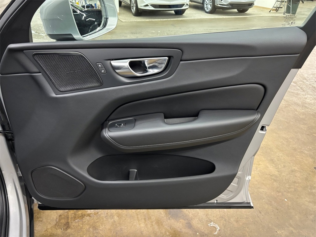 2023 Volvo XC60 B5 Plus photo 19