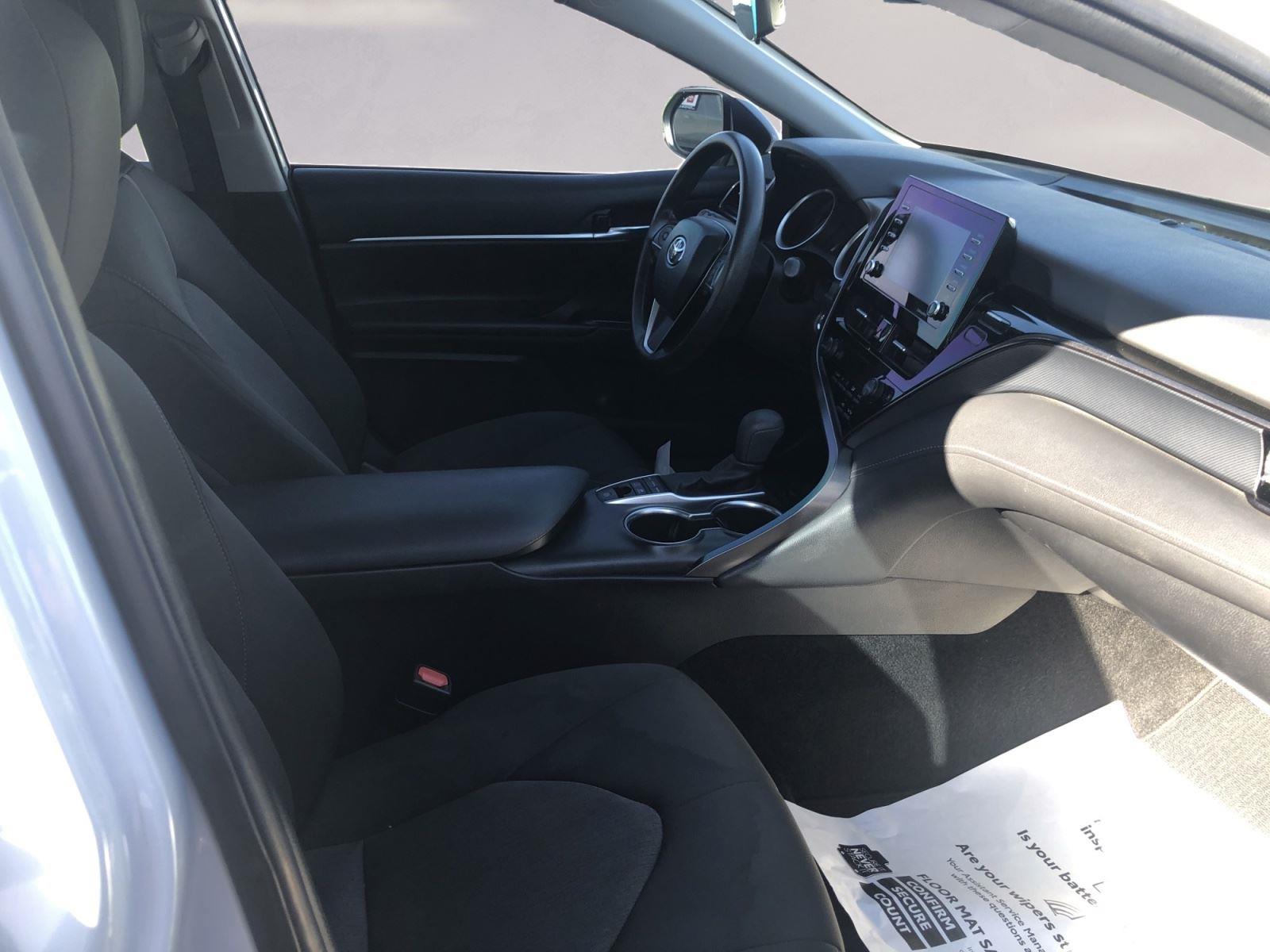 2022 Toyota Camry Hybrid LE photo 14