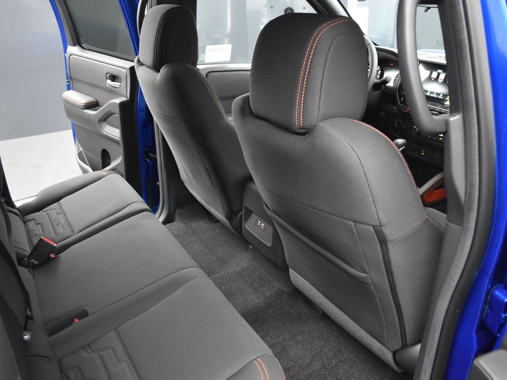 2025 Nissan Frontier photo 17